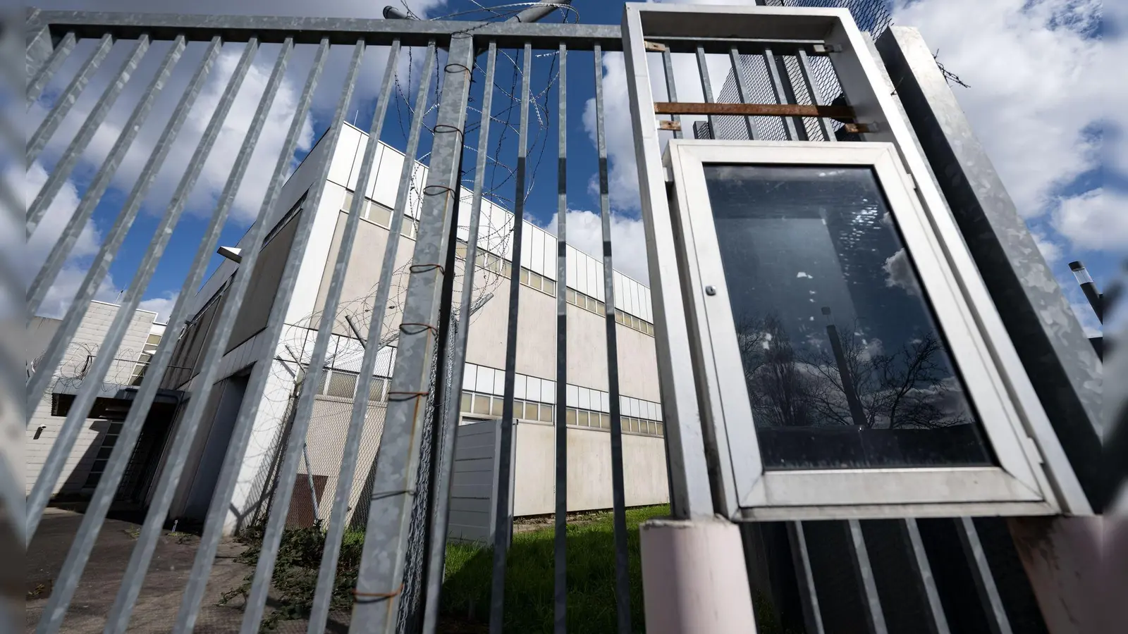 In Stuttgart-Stammheim fanden zahlreiche der Prozesse gegen RAF-Mitglieder statt. Der Gerichtssaal aus den Siebzigern wurde inzwischen abgerissen und durch einen Neubau ersetzt. (Archivbild) (Foto: Marijan Murat/dpa)