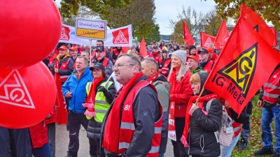 Bei der jüngsten Kundgebung vor dem Bosch-Werkstor ging es im November 2022 noch im den Tarifabschluss. Am 21. März will man gegen den geplanten Job-Abbau in Ansbach kämpfen. (Foto: Sarina Schwinn)