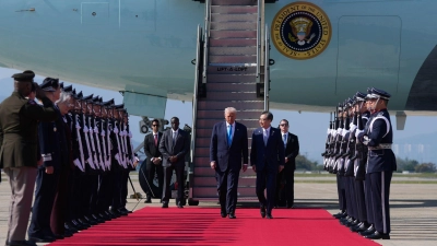 Trump ist in Südkorea angekommen. Morgen trifft er sich mit Xi. (Foto: Mark Schiefelbein/AP/dpa)