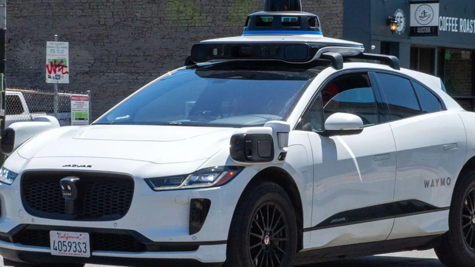 Ein selbstfahrendes Auto der Google-Schwesterfirma Waymo ist im Straßenverkehr von San Francisco unterwegs. (Foto: Andrej Sokolow/dpa)