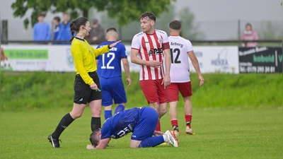 Im Amateurfußball müssen sich Unparteiische (Schiedsrichterin Selin Schuh) ebenso wie Spieler (am Boden Paul Rieder vom SVV Weigenheim, daneben der Arberger Max Daschner) auf einige neue Regeln einstellen. (Foto: Martin Rügner)