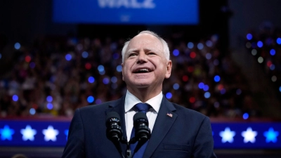 Tim Walz startet als Vizekandidat der Demokraten in den Wahlkampf. (Foto: Matt Rourke/AP/dpa)