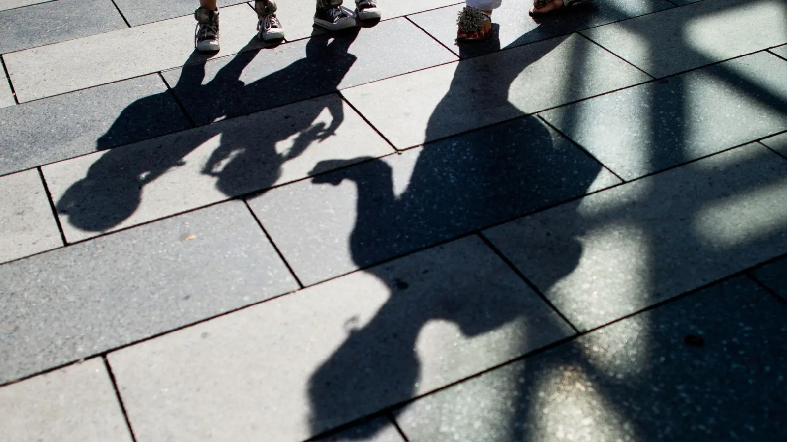 Kinder müssen sich auf dem Gelände ihrer Schule sicher vor Angriffen von Erwachsenen fühlen, hieß es in der Urteilsbegründung.  (Symbolbild: Julian Stratenschulte/dpa)