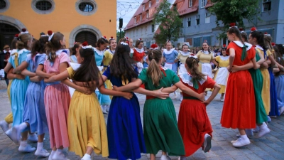 Schulterschluss zum Abschied der Kinderzeche 2023: Der Guckenreigen wirbelt bei der Schlussveranstaltung ein letztes Mal über das Kopfsteinpflaster. (Foto: Martina Haas)