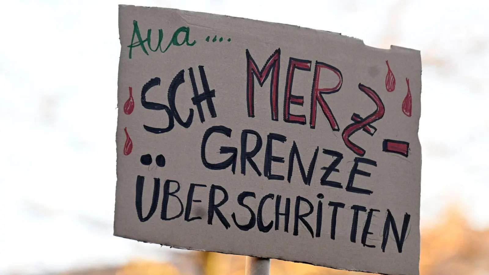 In verschiedenen Städten demonstrieren Menschen gegen eine Zusammenarbeit der Union mit der AfD.  (Foto: Roberto Pfeil/dpa)