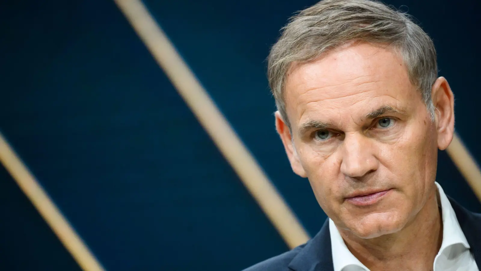 VW-Chef Oliver Blume spricht sich zusammen mit Stellantis-Chef Antonio Filosa dafür aus, Fahrzeuge für den EU‑Markt stärker an europäische Produktionsanforderungen zu knüpfen. (Archivbild) (Foto: Julian Stratenschulte/dpa)