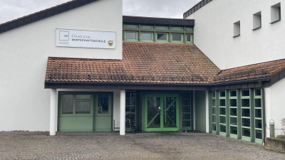 Die Staatliche Wirtschaftsschule in Dinkelsbühl kann im kommenden Schuljahr erstmals eine fünfte Klasse bilden. Offen ist, ob alle angemeldeten Schülerinnen und Schüler aufgenommen werden können. (Foto: Ben Kreiner)