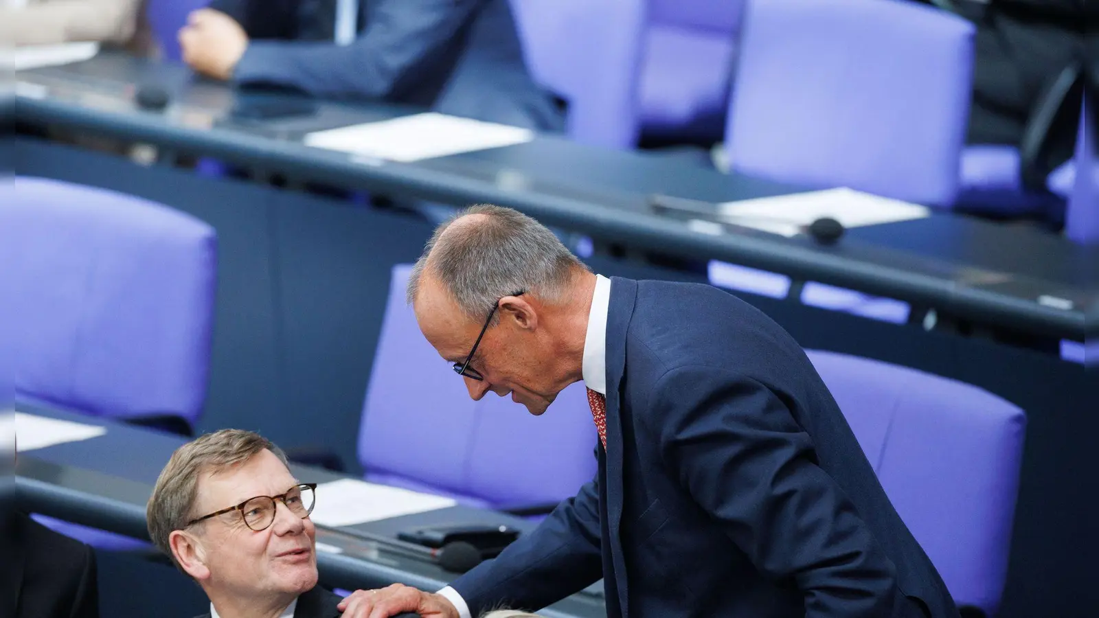 Außenkanzler und Außenminister: Friedrich Merz und Johann Wadephul (beide CDU) während der Generaldebatte zum Haushalt im Bundestag. (Foto: Carsten Koall/dpa)
