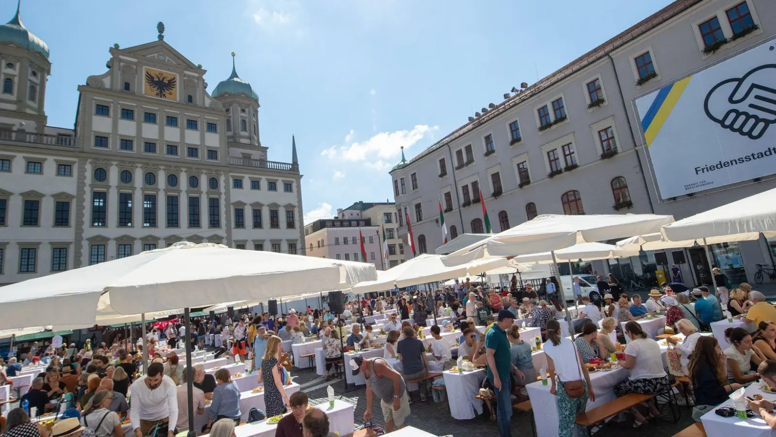 Die große Tafel auf dem Rathausplatz ist jedes Jahr der Höhepunkt des Friedensfestes. (Archivbild) (Foto: Stefan Puchner/dpa)