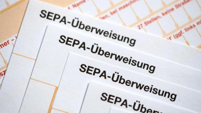 Passen Name und Iban zusammen? In einer Untersuchung hat die Stiftung Warentest festgestellt, dass einige Banken es mit der Pflicht zum Empfänger-Check nicht ganz so genau nehmen. (Foto: Fabian Sommer/dpa/dpa-tmn)