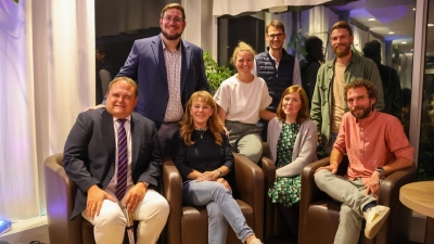 Bilden Vorstand und Stadtratsfraktion der neuen politischen Gruppierung Dinkelsbühl gemeinsam gestalten (DGG): Andreas Schirrle, Nora Engelhard, Annette Gerlach, Melanie Pfau und Florian Zech (sitzend, von links) sowie Maximilian Mattauch, Florian Schneider und Fabian Ruppe (stehend, von links). (Foto: Martina Haas)