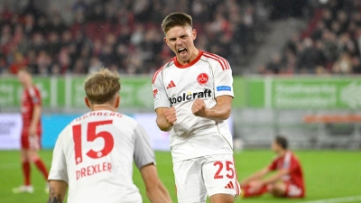 Nürnbergs Matchwinner Finn Becker (r) jubelt nach seinem Siegtor. (Foto: Anke Waelischmiller/dpa)