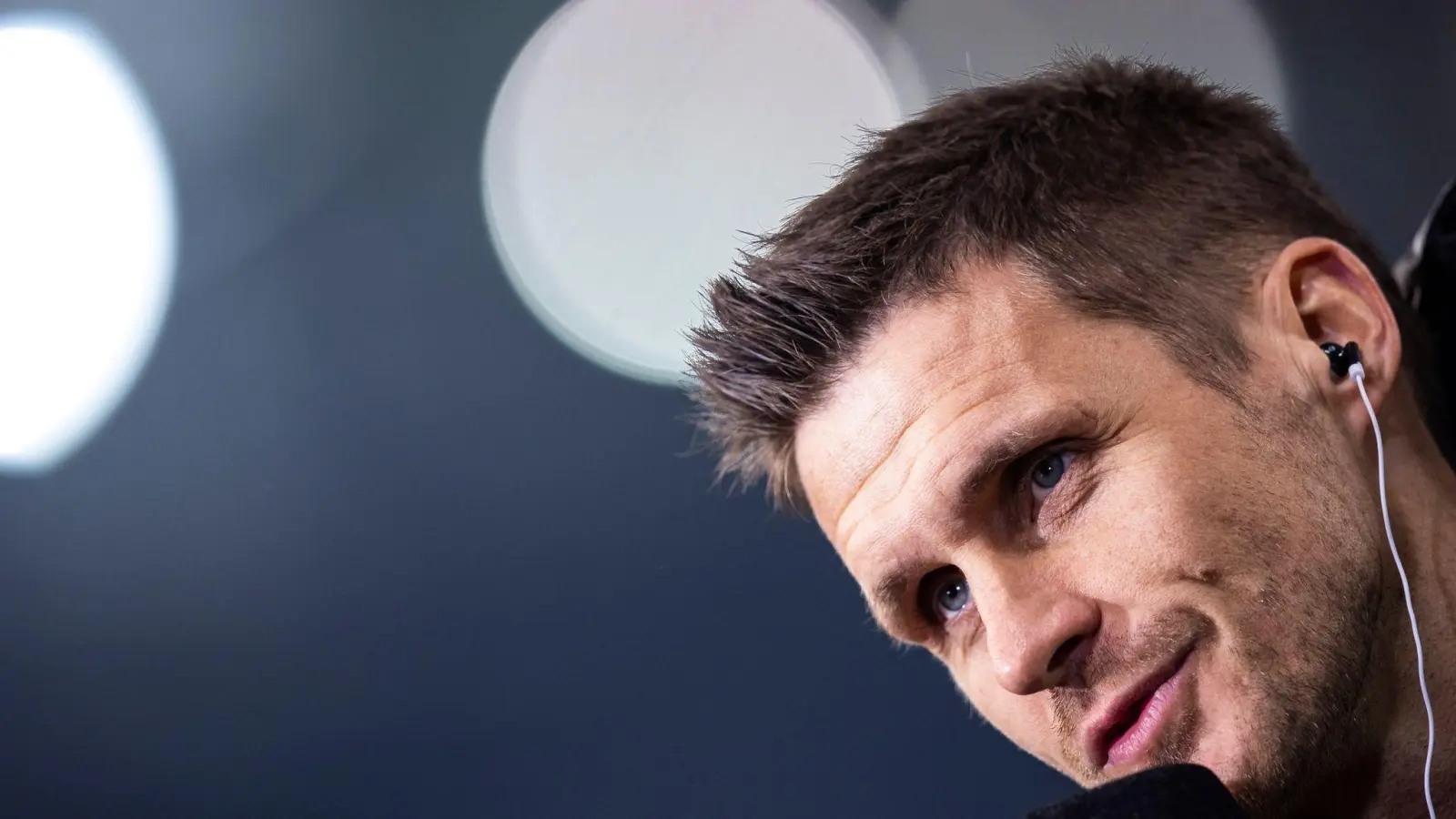 BVB-Sportdirektor Sebastian Kehl im Interview bei DAZN. (Foto: Tom Weller/dpa/Archivbild)
