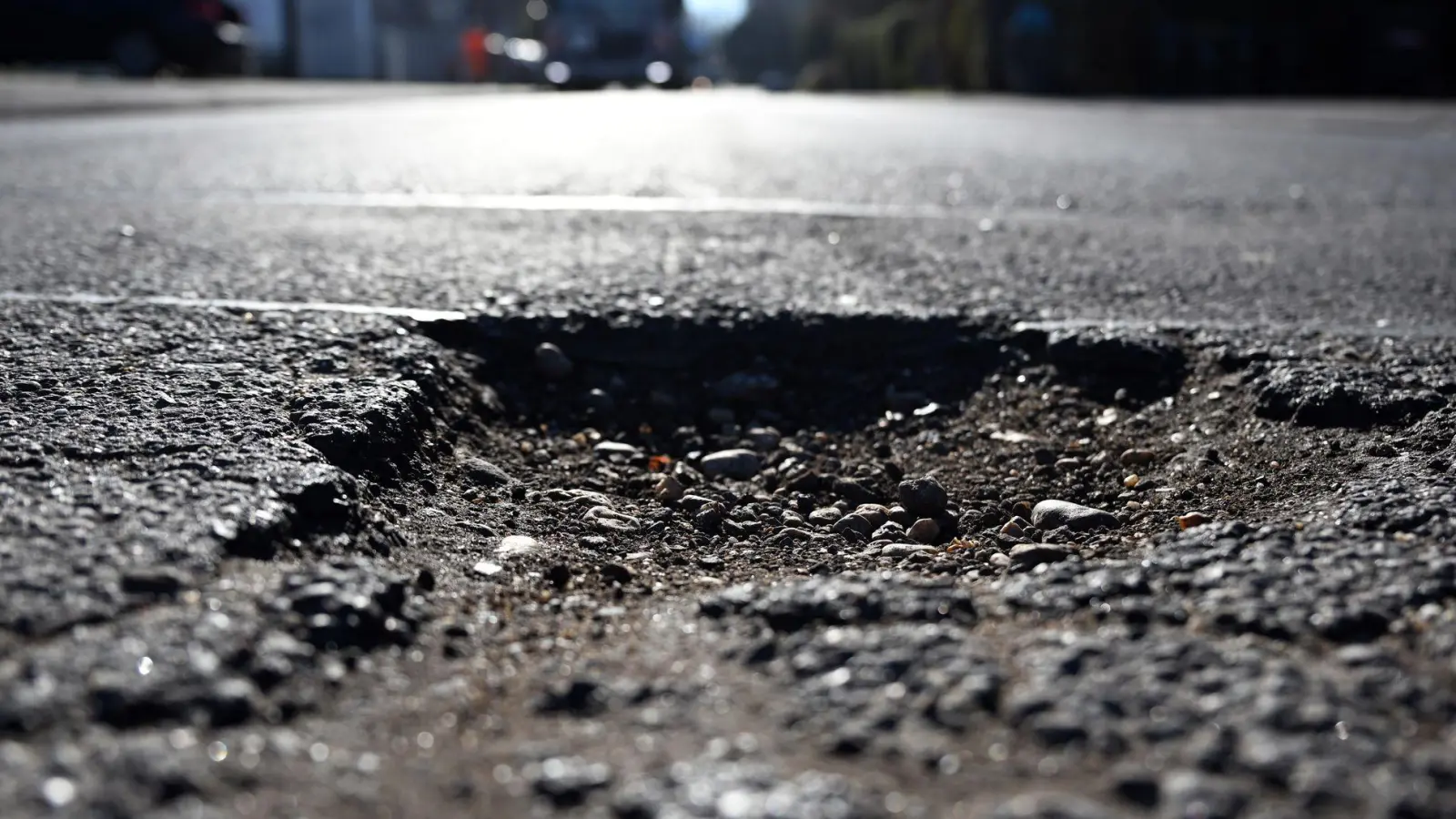 Flickenteppich und Kraterlandschaften: Nicht immer ist der Straßenbelag ideal - welche Pflicht hat die Gemeinde, Gefahren abzuwenden? (Foto: Federico Gambarini/dpa)