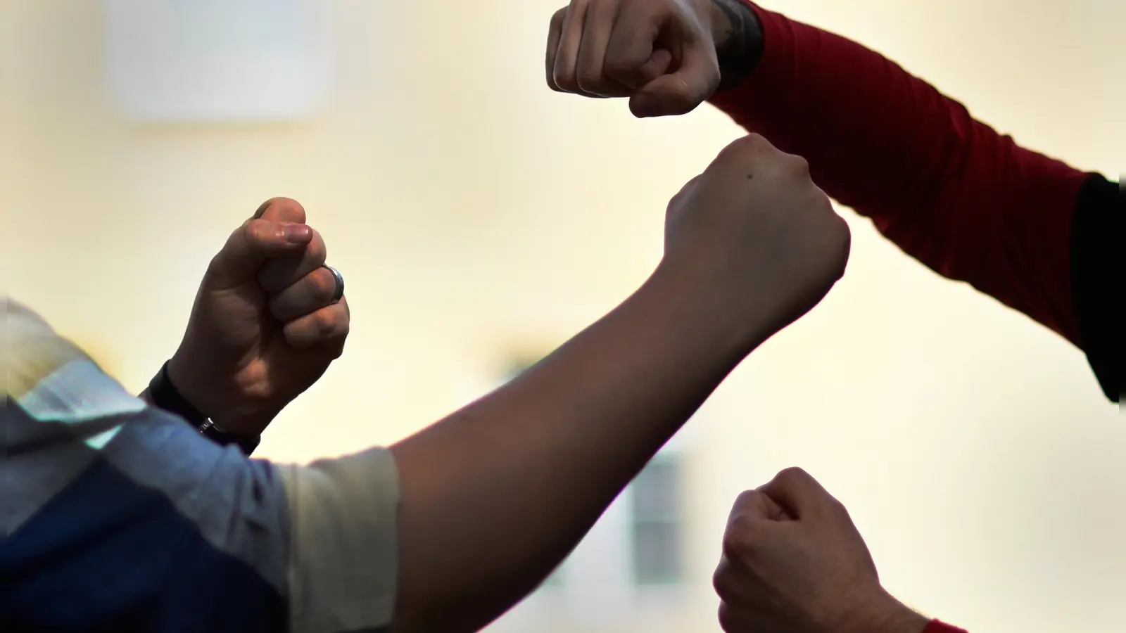 Symbolfoto Ansbach Gewalt Faust Symbolbild Polizei Kriminalität Mord Mordversuch gefährliche Körperverletzung Schlägerei Foto: Anna Beigel  (Symbolbild: Anna Beigel)