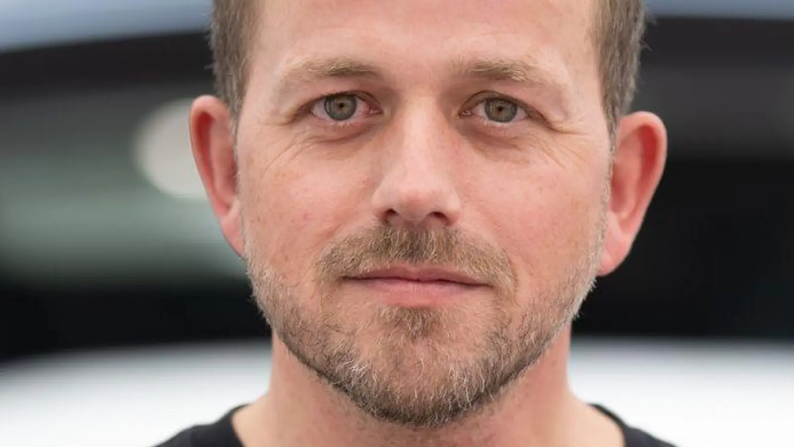 Tesla-Werksleiter André Thierig hat bei einer Betriebsratssitzung die Polizei verständigt (Archivbild). (Foto: Sebastian Gollnow/dpa)