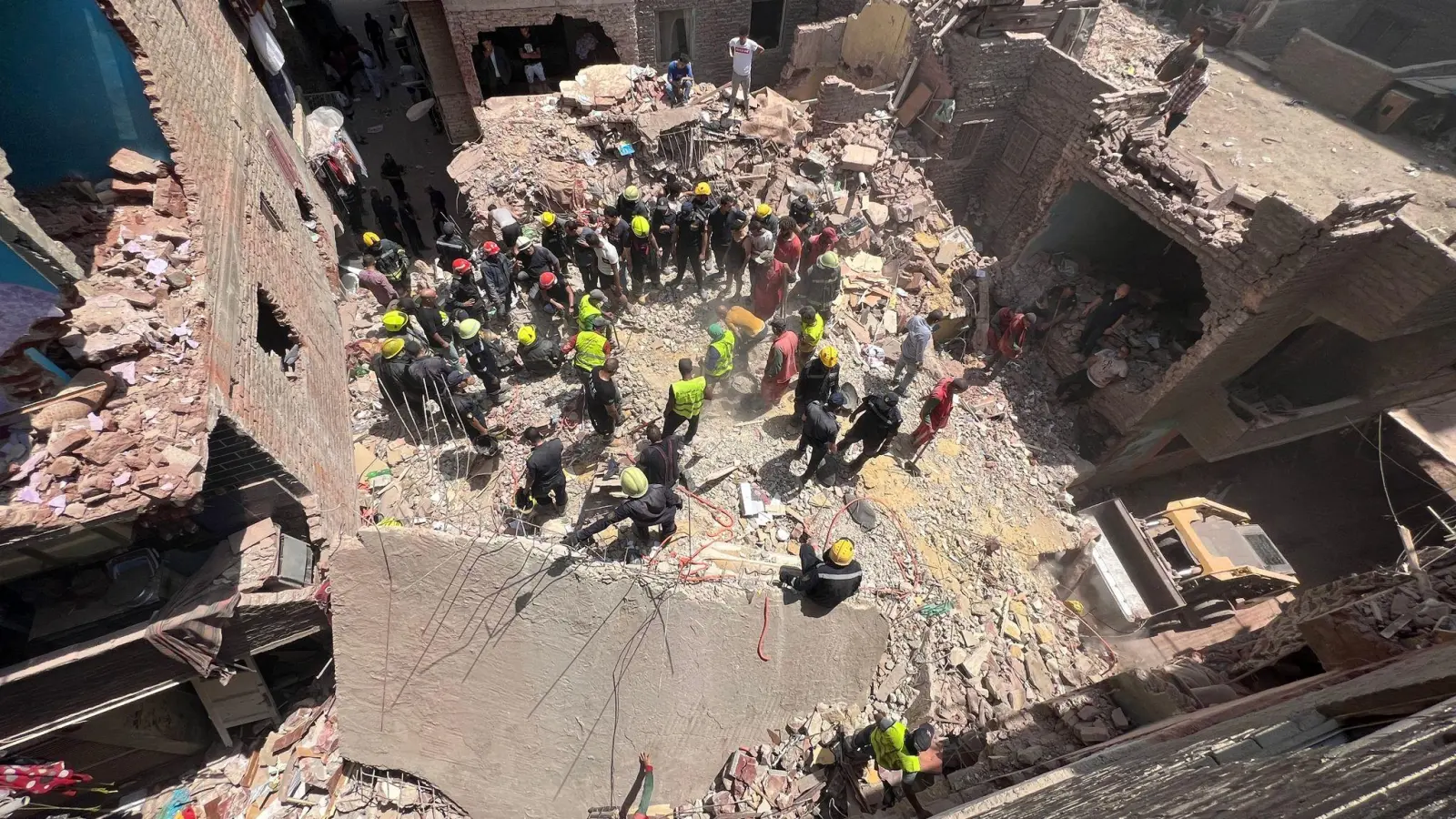 Rettungskräfte suchen nach Überlebenden in den Trümmern eines vierstöckigen Gebäudes, das im Stadtteil Hadayek al-Kobba eingestürzt ist. (Foto: Ahmed Gamal/dpa)