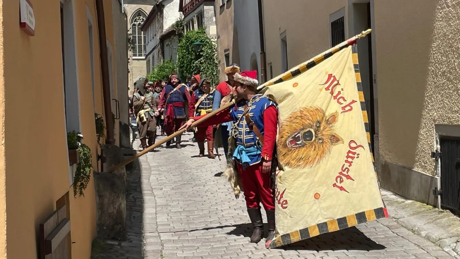Zweiter Tag bei den Pfingsfestspielen in Rothenburg. Bei bestem Wetter gibt es überall in der Stadt mittelalterliches Treiben zu bewundern. (Foto: Gerhard Krämer)