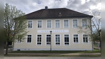 Das ehemalige Schulhaus in Großenried: Es wurde 1896 errichtet. Heute sind in dem Gebäude, das der Kommune gehört, drei Gruppen des katholischen Kindergartens untergebracht. (Foto: Johannes Flierl)