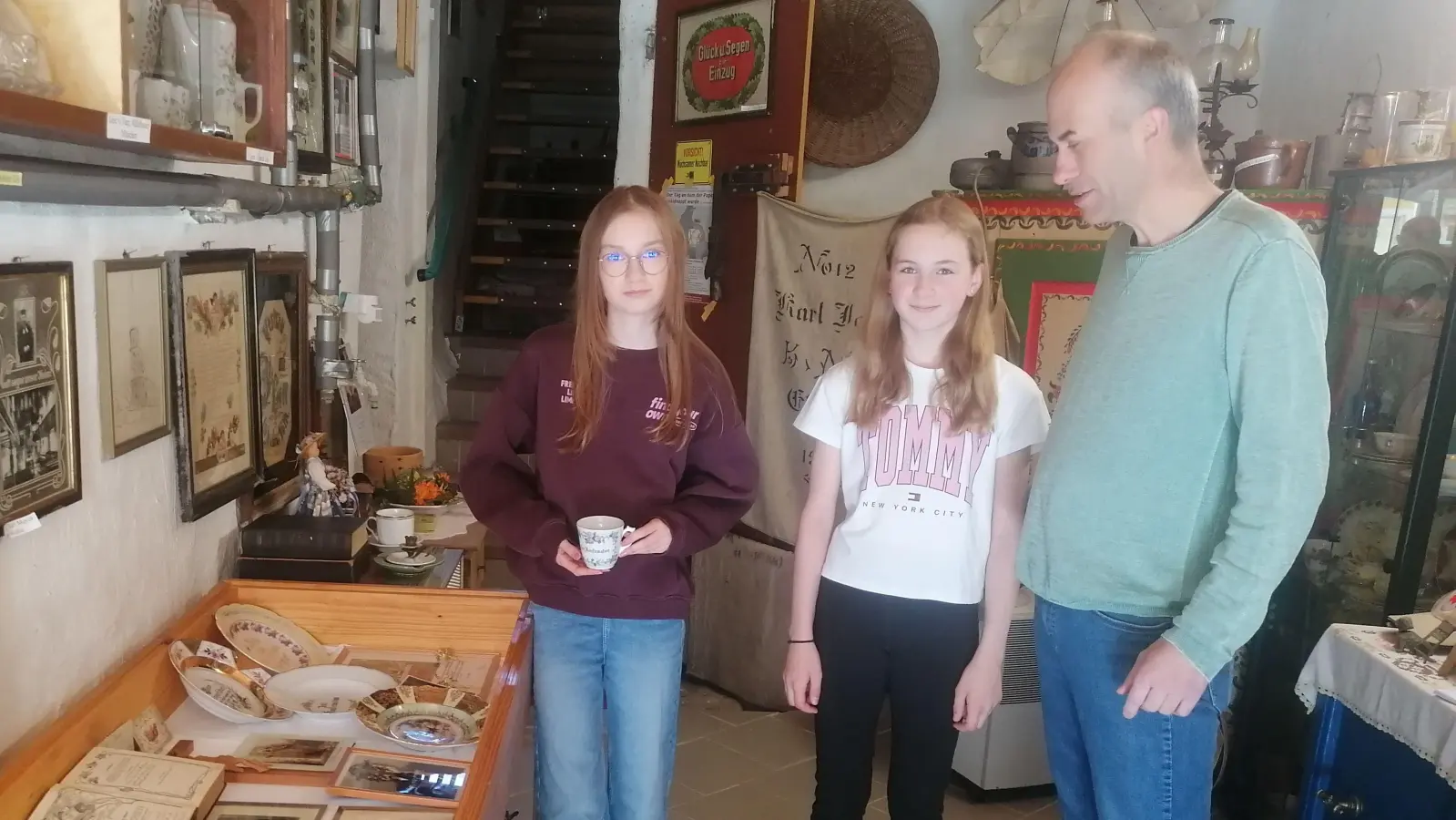 Mit seinen Töchtern Christiane und Katharina (von links) erzählte Wolfgang Spatz über die Ausstellung mit Erinnerungsstücken zum Thema „Konfirmation“. Die Schau ist derzeit im Eingangsbereichs seines Heimatmuseums in Ehingen zu sehen. (Foto: Friedrich Zinnecker)