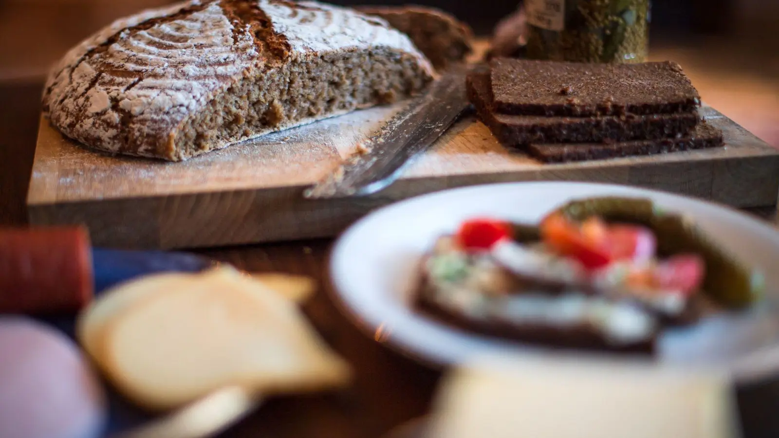 „Abendbrot“ wird in Deutschland oft das Abendessen genannt. Zu sich genommen wird es zwischen 17 und 19 Uhr. Stirbt es bald aus, wenn die jungen Leute von heute es weniger mögen als die älteren? (Symbolbild) (Foto: Sina Schuldt/dpa)