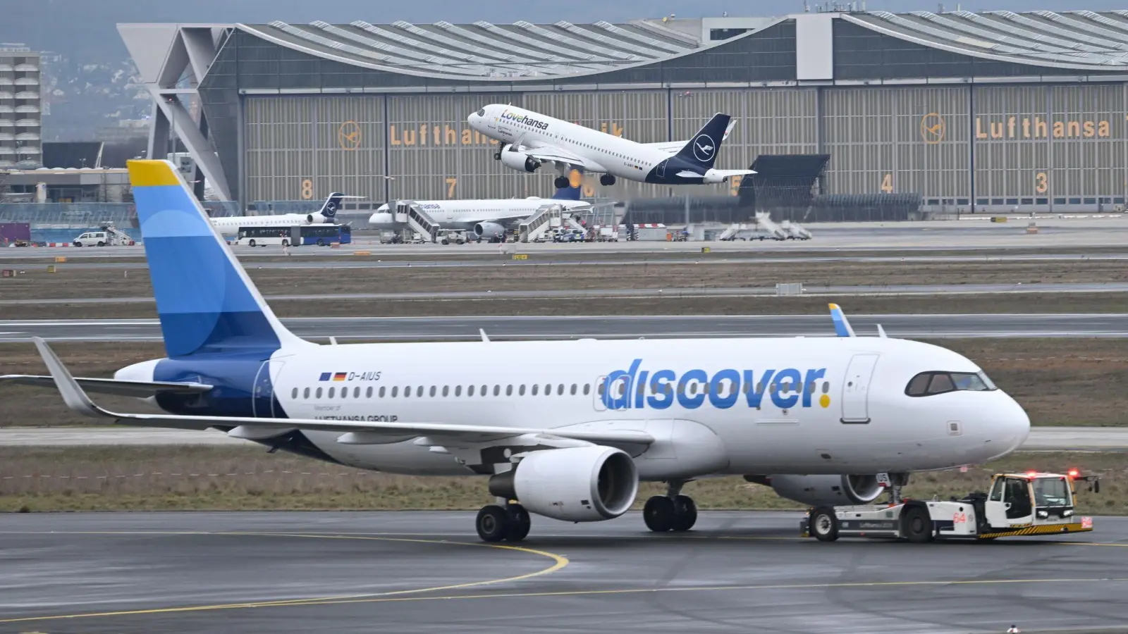 Der mit Verdi abgeschlossene Tarifvertrag bei der Lufthansa-Tochter Discover empört andere Gewerkschaften.  (Foto: Arne Dedert/dpa)