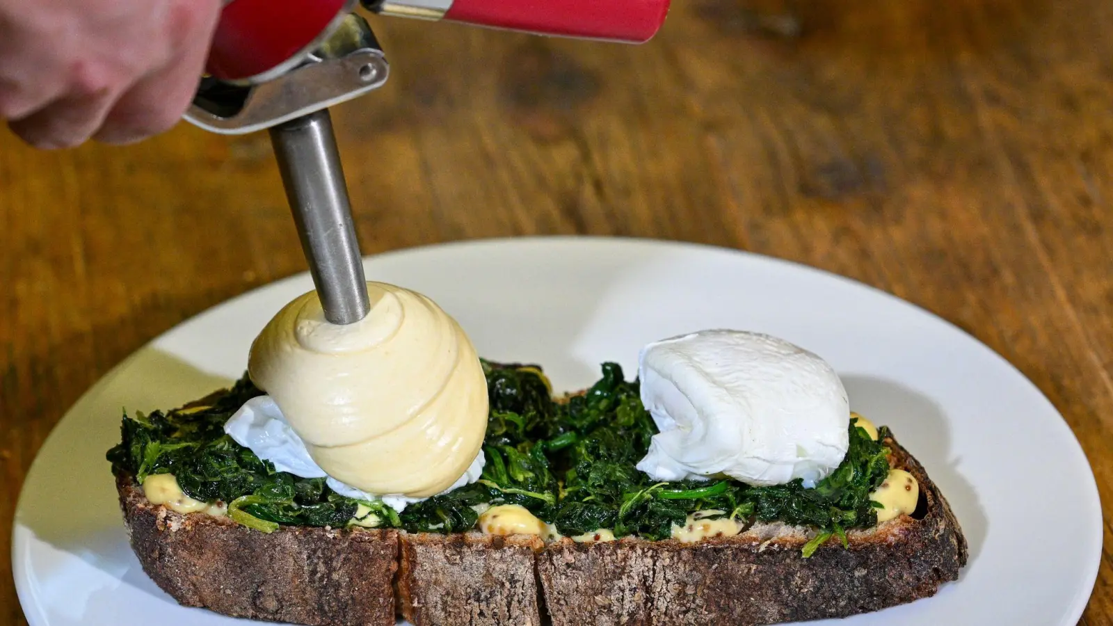 Vermasselte Sauce hollandaise? Da hilft der Syphon-Trick. Einfach die noch warme Sauce zusammen mit aufgeschlagener Sahne in den Syphon geben und aufspritzen. Keiner merkt was.  (Foto: Jens Kalaene/dpa/dpa-tmn)