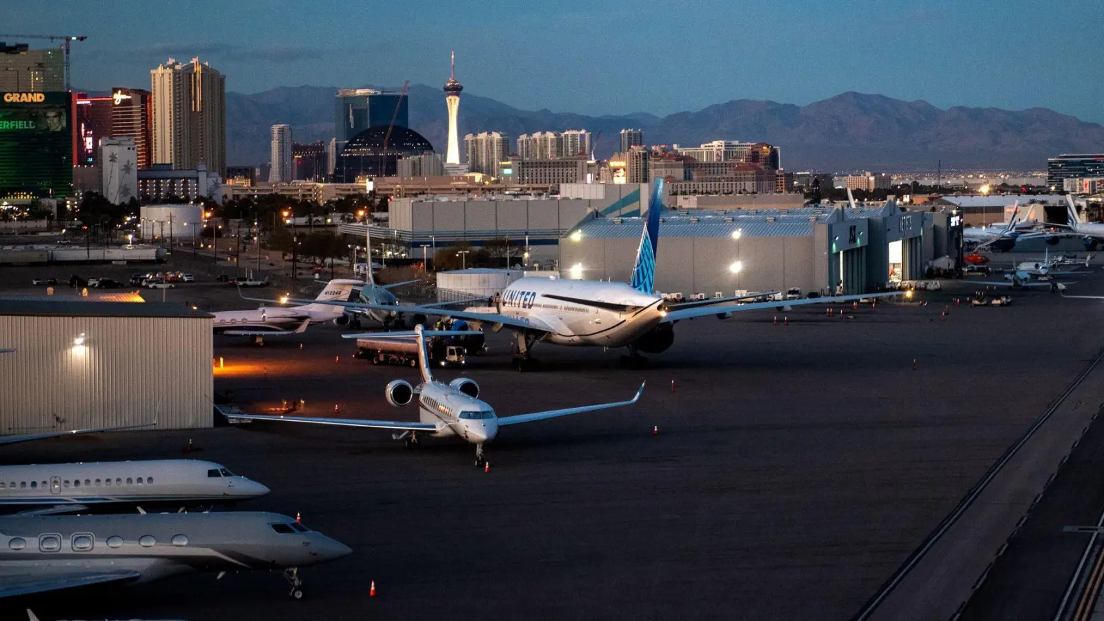 Flugpassagiere in den USA haben jetzt verbesserte Rechte bei Verspätungen und Ausfällen. (Foto: Zacharie Scheurer/dpa-tmn)