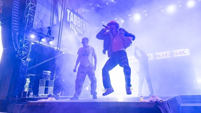 Die Frankfurter Rap- und Hip-Hop-Band Mehnersmoos bringt mit kraftvollen Beats und energiegeladenen Moves die Main Stage zum Beben. (Foto: Mirko Fryska)