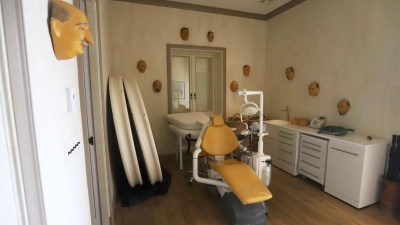 Ein Zahnarztstuhl in der Epstein-Villa (Foto: Uncredited/House Oversight Committee/AP/dpa)