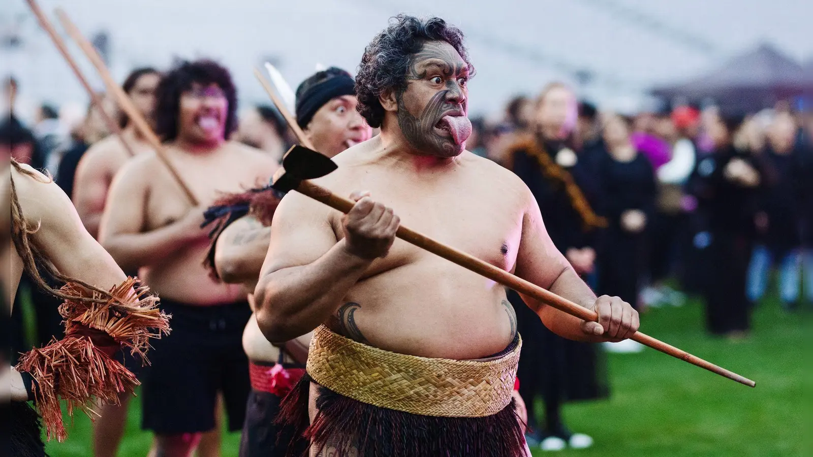 Bei dem Maori-Ritual spielen Mimik, Gestik und die Zunge eine große Rolle. (Foto: -/Smoke Photo And Video/dpa)