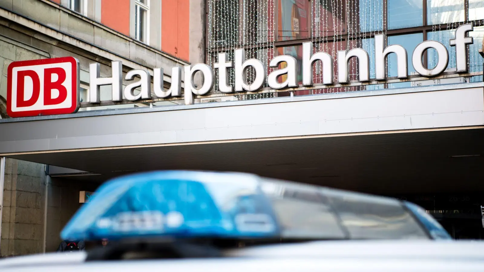Im Rausch zerstört der Mann die Eingangstür der ehemaligen Wache am Hauptbahnhof. (Symbolbild) (Foto: Matthias Balk/dpa)
