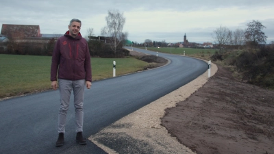 Die Straße von Merkendorf nach Willendorf ist seit Kurzem wieder nutzbar. Bürgermeister Stefan Bach ist zufrieden mit dem Sanierungskonzept, das die Stadt seit ein paar Jahren Schritt für Schritt umsetzt. (Foto: Robert Maurer)