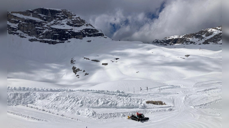 Schneedepots sollen den Start in die neue Wintersport-Saison erleichtern. (Foto: Sabine Dobel/dpa)