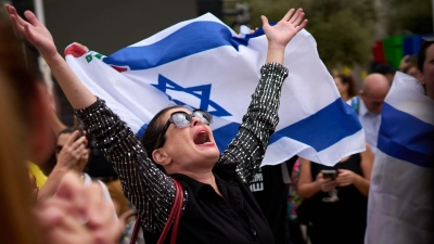 Nach der Hamas stimmte auch Israels Regierung der Waffenruhe zu. (Foto: Emilio Morenatti/AP/dpa)