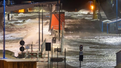 Ein Sturmtief treibt das Wasser gegen die schleswig-holsteinische Nordseeküste. (Foto: Bodo Marks/dpa)