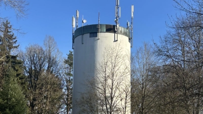 Der alte Wasserturm steht in einem Waldgebiet am Stadtrand Herriedens. Ein neuer Hochbehälter ist bereits in Planung und könnte der Stadt nun deutlich billiger kommen als ursprünglich gedacht. (Foto: Florian Pöhlmann)