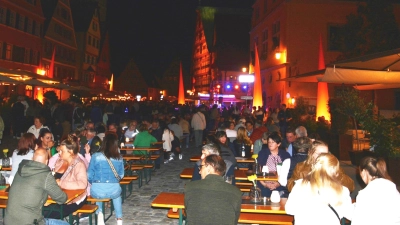Partystimmung in den Straßen, gute Musik und Shows zum Nulltarif auf verschiedenen Bühnen – das ist während „Dinkelsbühl leuchtet” am 29. August 2026 geboten. Außerdem hat der Einzelhandel bis 21 Uhr geöffnet.  (Foto: Peter Tippl)
