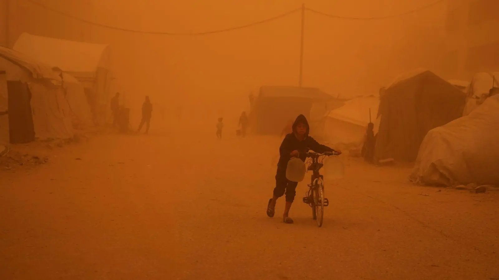Sandstürme kommen in der Region nicht selten vor, aber dieses Mal ist der Sturm besonders stark. (Foto: Abdel Kareem Hana/AP/dpa)