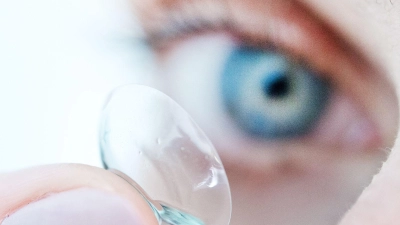 Pollen lagern sich gerne auf Kontaktlinsen ab. Wer Heuschnupfen hat, wählt also lieber die Tages- als die Monatsvariante.  (Foto: Franziska Gabbert/dpa-tmn)