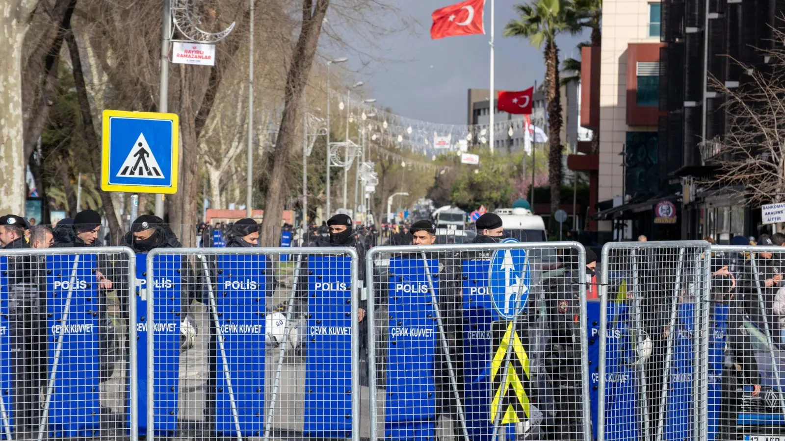 Nach der Festnahme Imamoglus wurden auch Straßen in Istanbul gesperrt. (Foto: Tolga Ildun/ZUMA Press Wire/dpa)