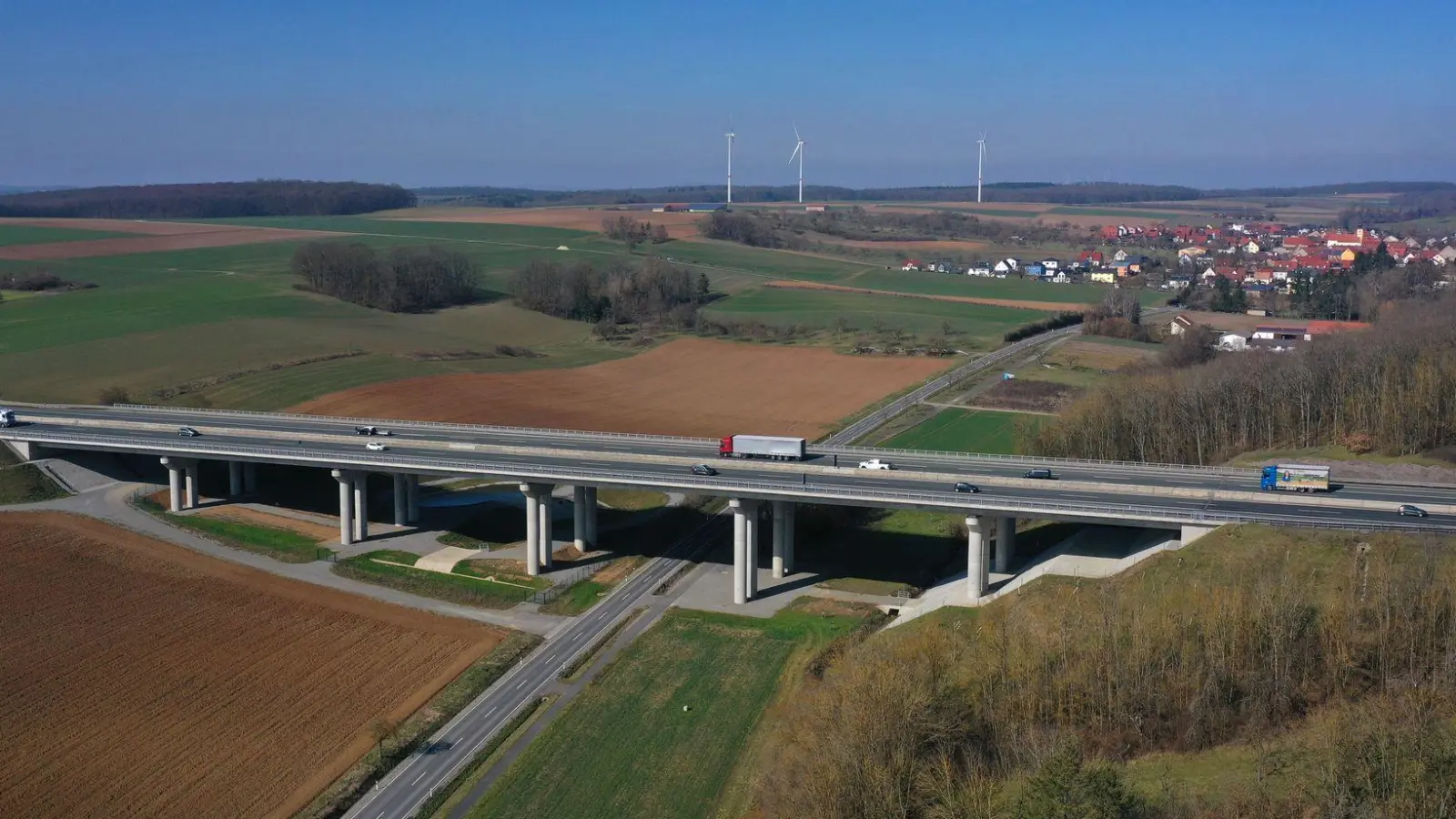 Die erneuerte Talbrücke Schraudenbach der Autobahn A7. (Foto: Karl-Josef Hildenbrand/dpa)