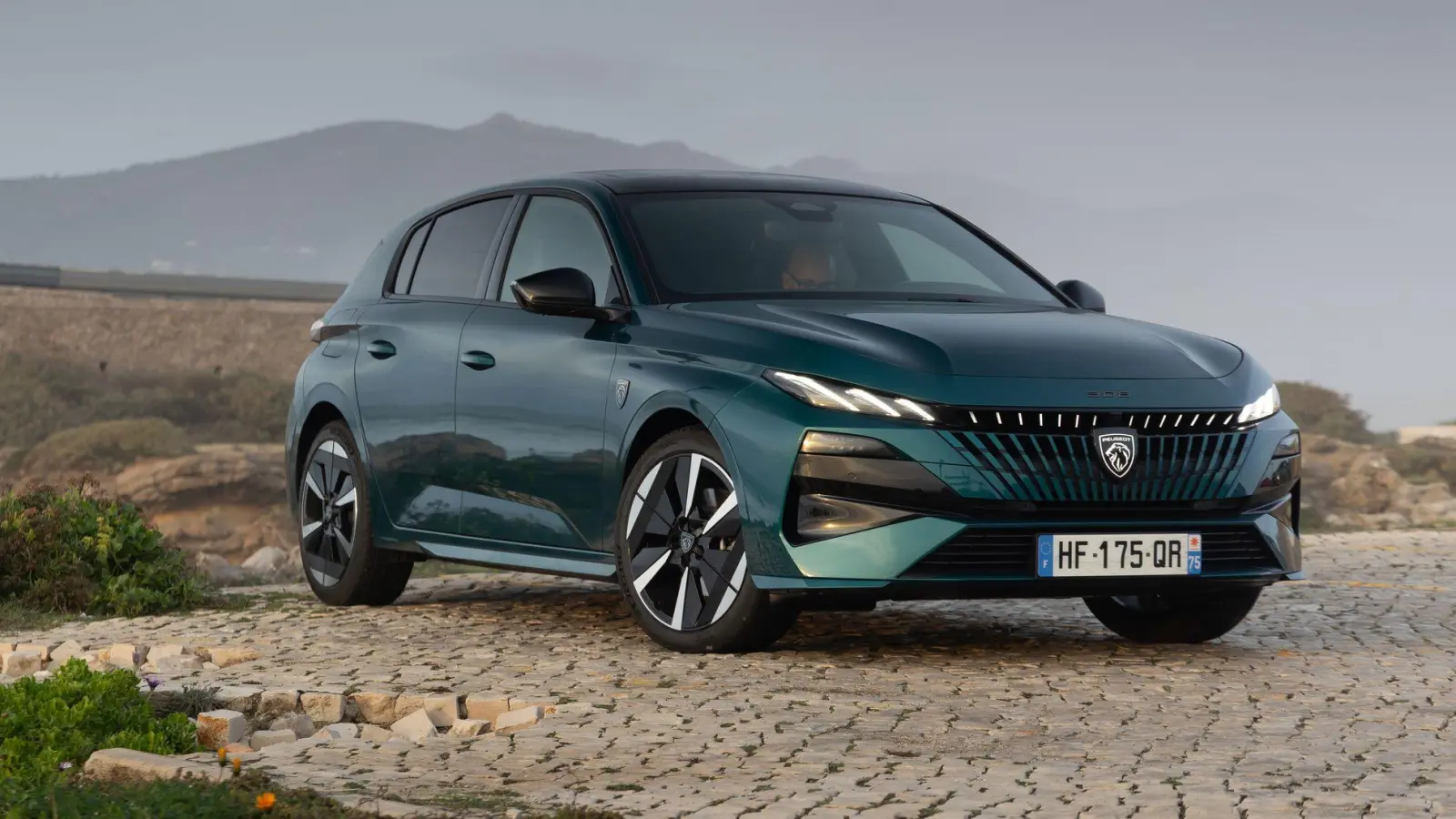 Facelift: Die aufgefrischte Frontpartie des Peugeot 308 kommt mit einer stark veränderten Lichtsignatur und beleuchtetem Löwenlogo. (Foto: Peugeot/dpa-tmn)