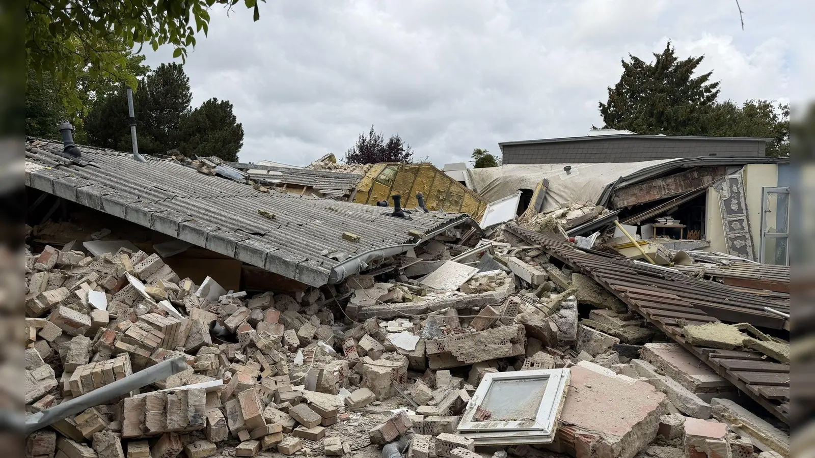 Nach dem teilweisen Einsturz einer Kita in Wolfsburg: Keine Menschen unter den Trümmern gefunden. (Foto: ---/Stadt Wolfsburg/dpa)