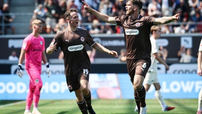 Brachte seine neue Mannschaft in Führung: St.-Pauli-Verteidiger Marcus Mathisen (r).    (Foto: Christian Charisius/dpa)