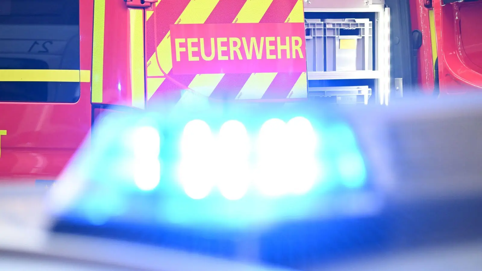 Die Löscharbeiten liefen am Abend noch (Illustration). (Foto: Bernd Weißbrod/dpa)