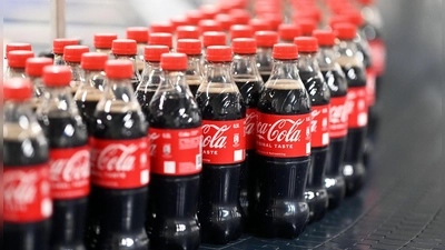 Coca-Cola schließt in Deutschland fünf Standorte. (Foto: Uli Deck/dpa)