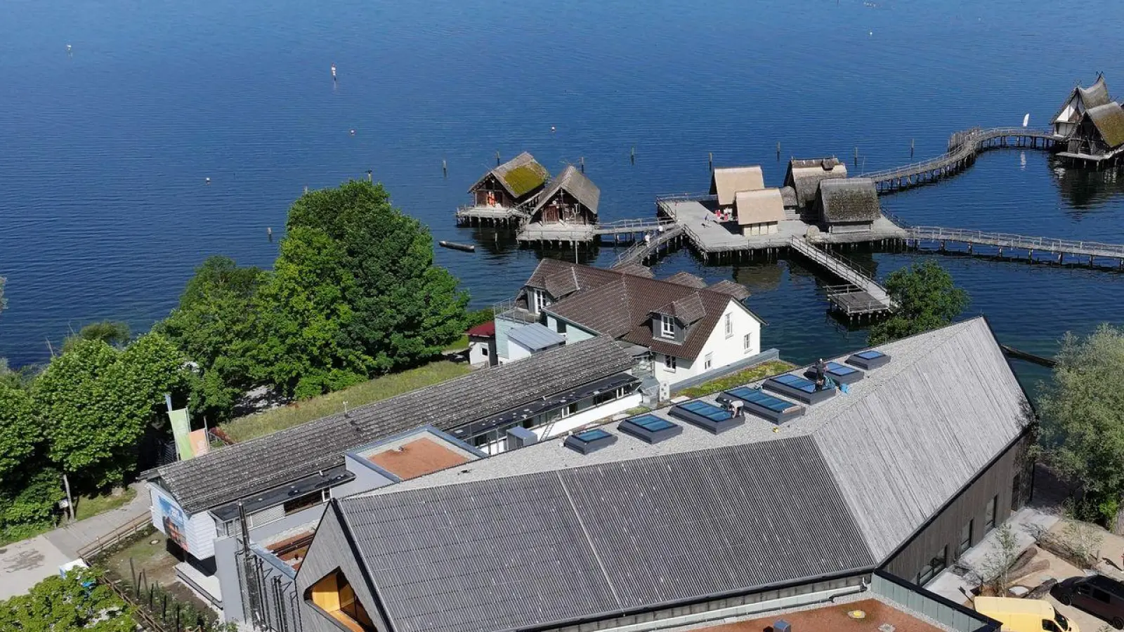 Der Neubau des Pfahlbaumuseums in Unteruhldingen am Bodensee ist fertiggestellt. (Foto: Felix Kästle/dpa)