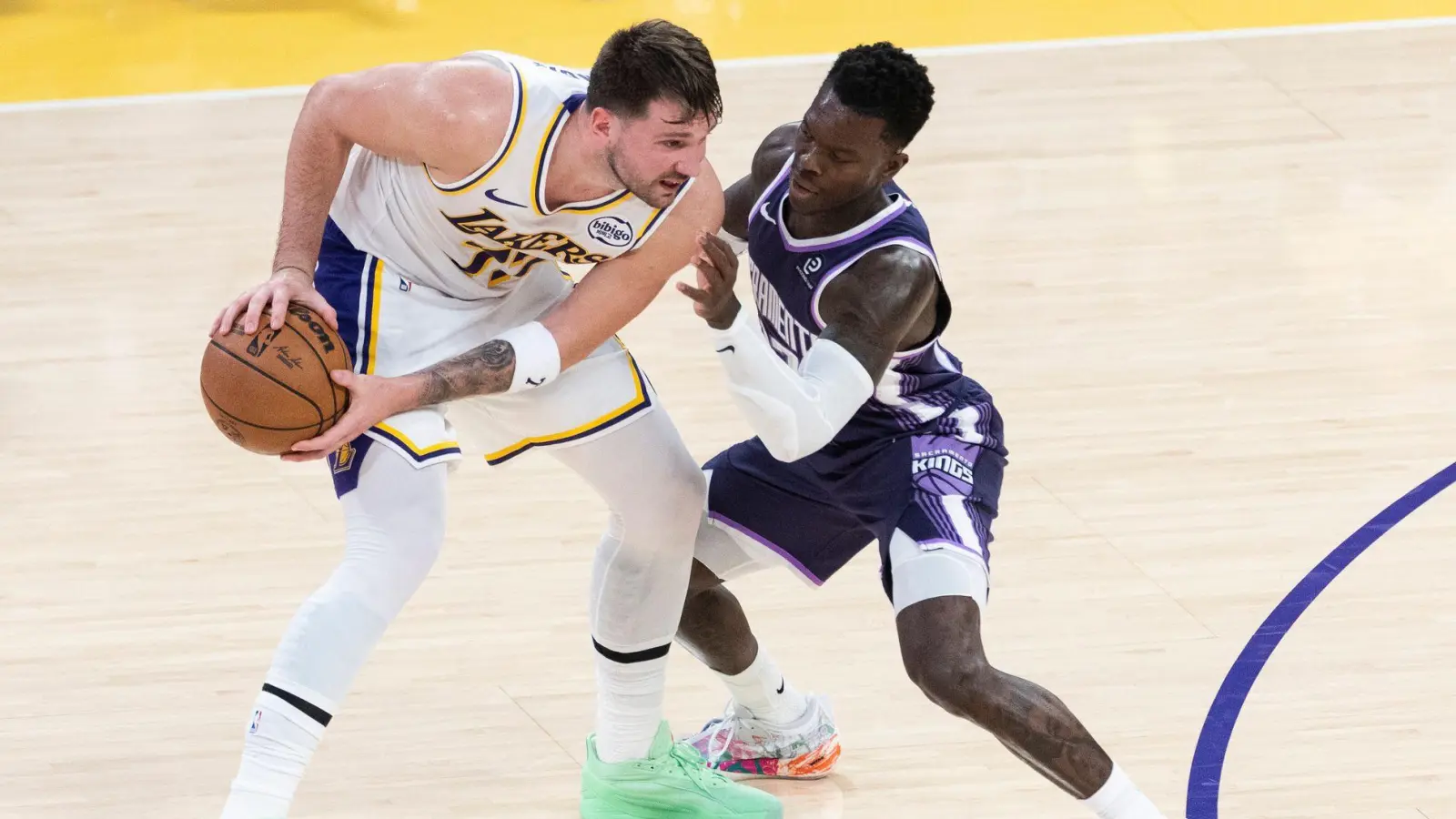 Dennis Schröder (rechts) musste sich mit Sacramento den Los Angeles Lakers und Luka Doncic klar geschlagen geben. (Foto: Ringo Chiu/ZUMA Press Wire/dpa)