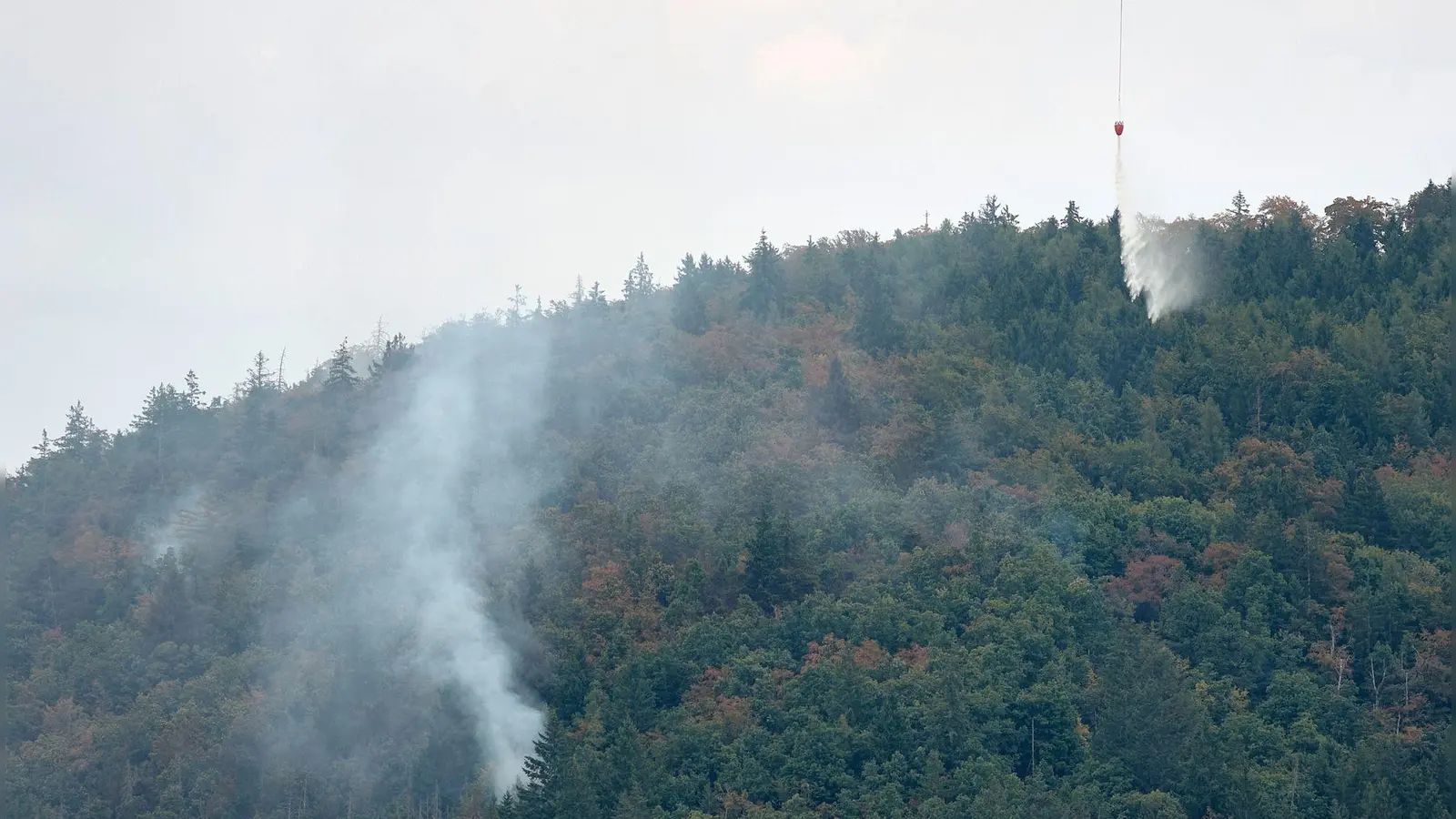 Feuerwehrkräfte sind in der Oberpfalz im Einsatz. (Foto: Tizian Gerbing/dpa)